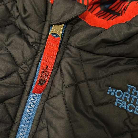The North Face Baby Navy and Red Reversible Puffer Infant - Picture 6 of 13